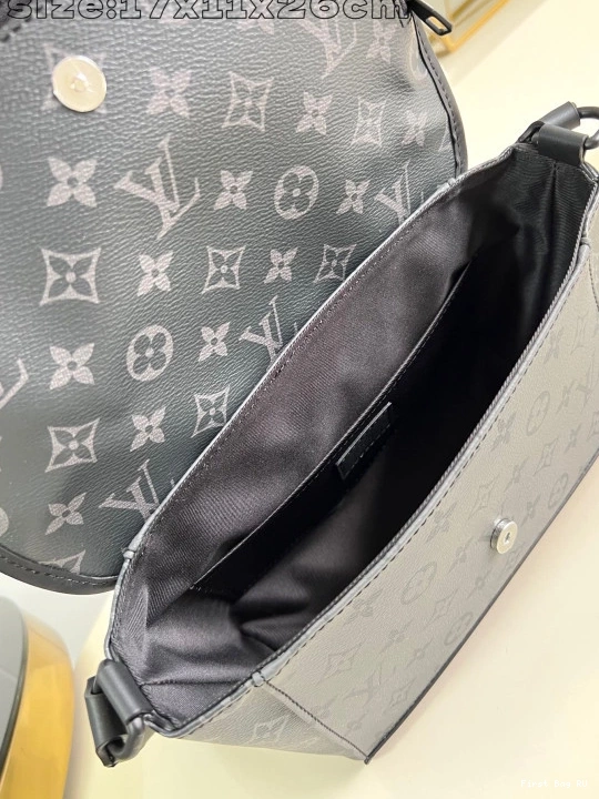 First bag ru Messenger Pulse Louis Vuitton 0822